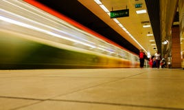 Τραίνο μετρό που περνά από στο σταθμό μετρό Στοκ Φωτογραφία Τραίνο μετρό που περνά από στο σταθμό μετρό Στοκ Φωτογραφία