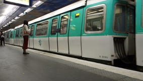 Τραίνο μετρό που φθάνει στο σταθμό μετρό φιλμ μικρού μήκους Τραίνο μετρό που φθάνει στο σταθμό μετρό φιλμ μικρού μήκους