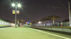 Τραίνο στην πλατφόρμα επιβατών της Μόσχας, Ρωσία τη νύχτα στοκ φωτογραφία Τραίνο στην πλατφόρμα επιβατών της Μόσχας, Ρωσία τη νύχτα στοκ φωτογραφία