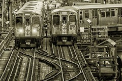 Τραίνο στις ανυψωμένες διαδρομές μέσα στα κτήρια στο βρόχο, κέντρο πόλεων του Σικάγου - μαύρη χρυσή καλλιτεχνική επίδραση bw - Σι Στοκ εικόνα με δικαίωμα ελεύθερης χρήσης Τραίνο στις ανυψωμένες διαδρομές μέσα στα κτήρια στο βρόχο, κέντρο πόλεων του Σικάγου - μαύρη χρυσή καλλιτεχνική επίδραση bw - Σι Στοκ εικόνα με δικαίωμα ελεύθερης χρήσης