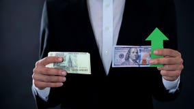 Τραπεζογραμμάτια εκμετάλλευσης ατόμων, δολάριο που αυξάνονται το σχετικό ρωσικό ρούβλι, χρηματιστήριο στοκ εικόνες Τραπεζογραμμάτια εκμετάλλευσης ατόμων, δολάριο που αυξάνονται το σχετικό ρωσικό ρούβλι, χρηματιστήριο στοκ εικόνες