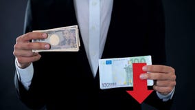 Τραπεζογραμμάτια εκμετάλλευσης ατόμων, ευρο- πτώση σχετικά με τα ιαπωνικά γεν, οικονομική πρόβλεψη στοκ φωτογραφίες Τραπεζογραμμάτια εκμετάλλευσης ατόμων, ευρο- πτώση σχετικά με τα ιαπωνικά γεν, οικονομική πρόβλεψη στοκ φωτογραφίες