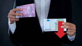 Τραπεζογραμμάτια εκμετάλλευσης ατόμων, ευρο- πτώση σχετικά με το ελβετικό φράγκο, οικονομική πρόβλεψη στοκ φωτογραφία με δικαίωμα ελεύθερης χρήσης Τραπεζογραμμάτια εκμετάλλευσης ατόμων, ευρο- πτώση σχετικά με το ελβετικό φράγκο, οικονομική πρόβλεψη στοκ φωτογραφία με δικαίωμα ελεύθερης χρήσης