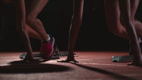 Τρεις αθλητές αθλητικών κοριτσιών τη νύχτα στη treadmill έναρξη για τον αγώνα στην απόσταση ορμής από τη θέση συνεδρίασης φιλμ μικρού μήκους Τρεις αθλητές αθλητικών κοριτσιών τη νύχτα στη treadmill έναρξη για τον αγώνα στην απόσταση ορμής από τη θέση συνεδρίασης φιλμ μικρού μήκους