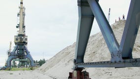 Τρεις νέες, αθλητικές γυναίκες που εγκιβωτίζουν, να κάνουν ασκούν υπαίθρια, στην αμμώδη κορυφή του λατομείου Στο υπόβαθρο μπορεί απόθεμα βίντεο Τρεις νέες, αθλητικές γυναίκες που εγκιβωτίζουν, να κάνουν ασκούν υπαίθρια, στην αμμώδη κορυφή του λατομείου Στο υπόβαθρο μπορεί απόθεμα βίντεο