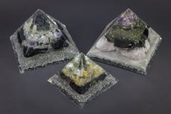 Τρεις πυραμίδες γεννητριών Orgone Orgonite στοκ φωτογραφίες με δικαίωμα ελεύθερης χρήσης Τρεις πυραμίδες γεννητριών Orgone Orgonite στοκ φωτογραφίες με δικαίωμα ελεύθερης χρήσης