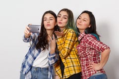 Τρεις χαρούμενες φίλες κοριτσιών κάνουν selfie χαμόγελο r στοκ φωτογραφία με δικαίωμα ελεύθερης χρήσης Τρεις χαρούμενες φίλες κοριτσιών κάνουν selfie χαμόγελο r στοκ φωτογραφία με δικαίωμα ελεύθερης χρήσης