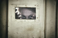 Τρελλή γυναίκα που παγιδεύεται σε ένα διανοητικό νοσοκομείο Στοκ εικόνα με δικαίωμα ελεύθερης χρήσης Τρελλή γυναίκα που παγιδεύεται σε ένα διανοητικό νοσοκομείο Στοκ εικόνα με δικαίωμα ελεύθερης χρήσης