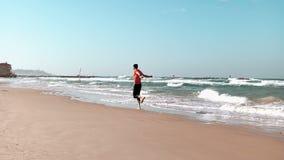 Τρεξίματα νεαρών άνδρων κατά μήκος της ακτής παραλιών ακτών θερινή κυματωγή πετρών άμμου της Κύπρου μεσογειακή μαύρη ελευθερία έν απόθεμα βίντεο Τρεξίματα νεαρών άνδρων κατά μήκος της ακτής παραλιών ακτών θερινή κυματωγή πετρών άμμου της Κύπρου μεσογειακή μαύρη ελευθερία έν απόθεμα βίντεο