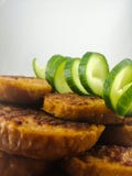 Τριζάτα croutons με το φρέσκο αγγούρι στοκ εικόνες με δικαίωμα ελεύθερης χρήσης Τριζάτα croutons με το φρέσκο αγγούρι στοκ εικόνες με δικαίωμα ελεύθερης χρήσης