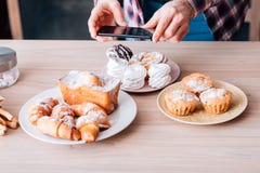 Τροφίμων blogging ατόμων ζύμες κέικ χόμπι σπιτικές στοκ εικόνες Τροφίμων blogging ατόμων ζύμες κέικ χόμπι σπιτικές στοκ εικόνες