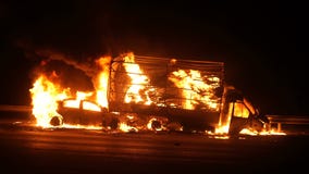 Τροχαίο ατύχημα, αυτοκίνητα στην πυρκαγιά στο δρόμο, έκρηξη απόθεμα βίντεο Τροχαίο ατύχημα, αυτοκίνητα στην πυρκαγιά στο δρόμο, έκρηξη απόθεμα βίντεο