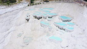 Τροχιακή μύγα πέρα από το βουνό Pamukkale με τους τραβερτίνες r _ απόθεμα βίντεο Τροχιακή μύγα πέρα από το βουνό Pamukkale με τους τραβερτίνες r _ απόθεμα βίντεο