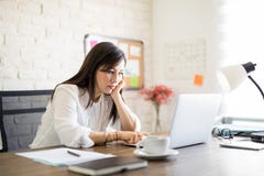 Τρυπημένη γυναίκα που εργάζεται στο lap-top στην αρχή στοκ εικόνες με δικαίωμα ελεύθερης χρήσης Τρυπημένη γυναίκα που εργάζεται στο lap-top στην αρχή στοκ εικόνες με δικαίωμα ελεύθερης χρήσης