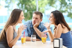 Τρυπημένο άτομο που ακούει η συνομιλία φίλων του στοκ φωτογραφίες Τρυπημένο άτομο που ακούει η συνομιλία φίλων του στοκ φωτογραφίες