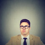 Τρυπημένο ενοχλημένο νέο επιχειρησιακό άτομο που ανατρέχει Στοκ Φωτογραφίες Τρυπημένο ενοχλημένο νέο επιχειρησιακό άτομο που ανατρέχει Στοκ Φωτογραφίες