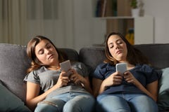 Τρυπημένοι φίλοι που χρησιμοποιούν τα έξυπνα τηλέφωνά τους στοκ εικόνες Τρυπημένοι φίλοι που χρησιμοποιούν τα έξυπνα τηλέφωνά τους στοκ εικόνες