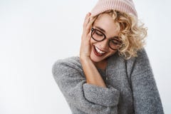 Τρυφερό συγκινητικό και ξένοιαστο κορίτσι hipster με το σύντομο ξανθό μοντέρνο hairstyle το ρόδινο χειμώνα beanie και το πουλόβερ στοκ εικόνες Τρυφερό συγκινητικό και ξένοιαστο κορίτσι hipster με το σύντομο ξανθό μοντέρνο hairstyle το ρόδινο χειμώνα beanie και το πουλόβερ στοκ εικόνες