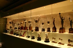 Τρόπαια ποδοσφαίρου στην έκθεση της Real Madrid στοκ φωτογραφίες με δικαίωμα ελεύθερης χρήσης Τρόπαια ποδοσφαίρου στην έκθεση της Real Madrid στοκ φωτογραφίες με δικαίωμα ελεύθερης χρήσης