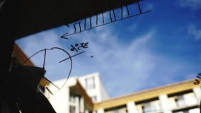 Τρόπος ζωής: όμορφες νέες καθαρίζοντας math επιχειρησιακές γραφικές παραστάσεις γυναικών από το γυαλί με το μπλε ουρανό, ουρανοξύ απόθεμα βίντεο Τρόπος ζωής: όμορφες νέες καθαρίζοντας math επιχειρησιακές γραφικές παραστάσεις γυναικών από το γυαλί με το μπλε ουρανό, ουρανοξύ απόθεμα βίντεο