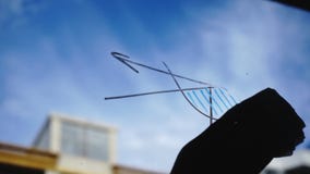 Τρόπος ζωής: όμορφες νέες καθαρίζοντας math επιχειρησιακές γραφικές παραστάσεις γυναικών από το γυαλί με το μπλε ουρανό, ουρανοξύ φιλμ μικρού μήκους Τρόπος ζωής: όμορφες νέες καθαρίζοντας math επιχειρησιακές γραφικές παραστάσεις γυναικών από το γυαλί με το μπλε ουρανό, ουρανοξύ φιλμ μικρού μήκους