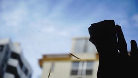 Τρόπος ζωής: όμορφες νέες καθαρίζοντας math επιχειρησιακές γραφικές παραστάσεις γυναικών από το γυαλί με το μπλε ουρανό, ουρανοξύ απόθεμα βίντεο Τρόπος ζωής: όμορφες νέες καθαρίζοντας math επιχειρησιακές γραφικές παραστάσεις γυναικών από το γυαλί με το μπλε ουρανό, ουρανοξύ απόθεμα βίντεο