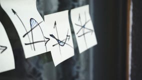 Τρόπος ζωής: όμορφη νέα γυναίκα που παίρνει την αυτοκόλλητη ετικέττα με τις επιχειρησιακές γραφικές παραστάσεις math από το γυαλί απόθεμα βίντεο Τρόπος ζωής: όμορφη νέα γυναίκα που παίρνει την αυτοκόλλητη ετικέττα με τις επιχειρησιακές γραφικές παραστάσεις math από το γυαλί απόθεμα βίντεο