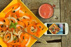 Τρόφιμα Detox με τη χορτοφάγο, ακατέργαστη σαλάτα και τα κοινωνικά μέσα Στοκ φωτογραφίες με δικαίωμα ελεύθερης χρήσης Τρόφιμα Detox με τη χορτοφάγο, ακατέργαστη σαλάτα και τα κοινωνικά μέσα Στοκ φωτογραφίες με δικαίωμα ελεύθερης χρήσης