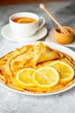 Τρόφιμα, επιδόρπιο, ζύμες, τηγανίτα, πίτα Νόστιμες όμορφες τηγανίτες με την μπανάνα και το μέλι στοκ εικόνα Τρόφιμα, επιδόρπιο, ζύμες, τηγανίτα, πίτα Νόστιμες όμορφες τηγανίτες με την μπανάνα και το μέλι στοκ εικόνα