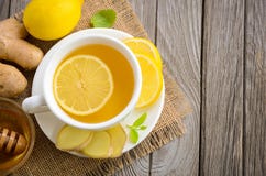Τσάι Chamomile με το λεμόνι, την πιπερόριζα και το μέλι στοκ φωτογραφία με δικαίωμα ελεύθερης χρήσης Τσάι Chamomile με το λεμόνι, την πιπερόριζα και το μέλι στοκ φωτογραφία με δικαίωμα ελεύθερης χρήσης