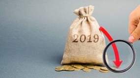 Τσάντα χρημάτων με την επιγραφή 2019 και το κόκκινο βέλος κάτω Ετήσια έκθεση Επιχειρησιακή υποχώρηση Αναξιόπιστη επένδυση Κρίση κ στοκ φωτογραφίες Τσάντα χρημάτων με την επιγραφή 2019 και το κόκκινο βέλος κάτω Ετήσια έκθεση Επιχειρησιακή υποχώρηση Αναξιόπιστη επένδυση Κρίση κ στοκ φωτογραφίες