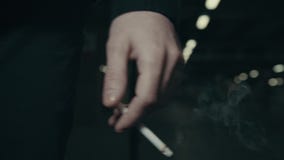 Τσιγάρο λαβής νεαρών άνδρων υπό εξέταση φιλμ μικρού μήκους Τσιγάρο λαβής νεαρών άνδρων υπό εξέταση φιλμ μικρού μήκους