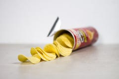 Τσιπ πατατών Pringles που βγαίνουν από την πλάγια όψη σχηματισμού κιβωτίων σχετικά με γκρίζο γκρίζο Whi στοκ φωτογραφίες Τσιπ πατατών Pringles που βγαίνουν από την πλάγια όψη σχηματισμού κιβωτίων σχετικά με γκρίζο γκρίζο Whi στοκ φωτογραφίες