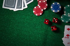 Τσιπ πόκερ και κάρτες τυχερού παιχνιδιού στον πράσινο πίνακα χαρτοπαικτικών λεσχών με συγκρατημένο στοκ εικόνες Τσιπ πόκερ και κάρτες τυχερού παιχνιδιού στον πράσινο πίνακα χαρτοπαικτικών λεσχών με συγκρατημένο στοκ εικόνες