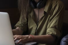 Τυπωμένες ύλες κοριτσιών στον υπολογιστή της στοκ φωτογραφία Τυπωμένες ύλες κοριτσιών στον υπολογιστή της στοκ φωτογραφία