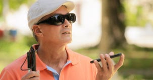 Τυφλό άτομο που μιλά με την κινητή εκτός λειτουργίας τηλέφωνο ομιλία ατόμων στοκ εικόνα με δικαίωμα ελεύθερης χρήσης Τυφλό άτομο που μιλά με την κινητή εκτός λειτουργίας τηλέφωνο ομιλία ατόμων στοκ εικόνα με δικαίωμα ελεύθερης χρήσης