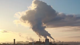 Τύπος βιομηχανικών σωλήνων από τους οποίους καπνός Τα βιομηχανικά απόβλητα μολύνουν την ατμόσφαιρα της γης απόθεμα βίντεο Τύπος βιομηχανικών σωλήνων από τους οποίους καπνός Τα βιομηχανικά απόβλητα μολύνουν την ατμόσφαιρα της γης απόθεμα βίντεο