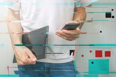 Τύπος που χρησιμοποιεί το smartphone και την ψηφιακή ταμπλέτα, σύγχρονο κινητό electroni στοκ φωτογραφίες με δικαίωμα ελεύθερης χρήσης Τύπος που χρησιμοποιεί το smartphone και την ψηφιακή ταμπλέτα, σύγχρονο κινητό electroni στοκ φωτογραφίες με δικαίωμα ελεύθερης χρήσης