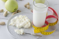 Υγιές γεύμα, γαλακτώδη προϊόντα, μήλα, καρύδια, κίτρινο μέτρο ταινιών Έννοια του βάρους απώλειας, υγιής διατροφή, γεύμα, πρόχειρο στοκ φωτογραφίες με δικαίωμα ελεύθερης χρήσης Υγιές γεύμα, γαλακτώδη προϊόντα, μήλα, καρύδια, κίτρινο μέτρο ταινιών Έννοια του βάρους απώλειας, υγιής διατροφή, γεύμα, πρόχειρο στοκ φωτογραφίες με δικαίωμα ελεύθερης χρήσης