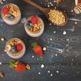 Υγιές πρόγευμα Granola, του γιαουρτιού και των φρούτων r στοκ φωτογραφίες Υγιές πρόγευμα Granola, του γιαουρτιού και των φρούτων r στοκ φωτογραφίες