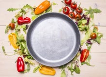 Υγιή τρόφιμα, μαγείρεμα και χορτοφάγα διάφορα λαχανικά έννοιας που σχεδιάζονται γύρω από το τηγάνι μετάλλων, πλαίσιο, διάστημα γι Στοκ Εικόνες Υγιή τρόφιμα, μαγείρεμα και χορτοφάγα διάφορα λαχανικά έννοιας που σχεδιάζονται γύρω από το τηγάνι μετάλλων, πλαίσιο, διάστημα γι Στοκ Εικόνες