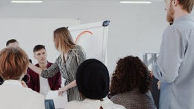 Υγιής εργασιακός χώρος, νέα συζήτηση ομάδας επιχειρησιακών γυναικών οδηγώντας στο σύγχρονο ελαφρύ σε αργή κίνηση ΚΟΚΚΙΝΟ EPIC σεμ απόθεμα βίντεο Υγιής εργασιακός χώρος, νέα συζήτηση ομάδας επιχειρησιακών γυναικών οδηγώντας στο σύγχρονο ελαφρύ σε αργή κίνηση ΚΟΚΚΙΝΟ EPIC σεμ απόθεμα βίντεο