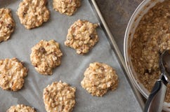 Υγιής σπιτική ζύμη μπισκότων μπανανών και oatmeal πριν από το ψήσιμο στοκ εικόνα Υγιής σπιτική ζύμη μπισκότων μπανανών και oatmeal πριν από το ψήσιμο στοκ εικόνα