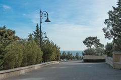 Υγιής τρόπος ζωής στο πάρκο υψίπεδων, περπάτημα, θάλασσα, δέντρα, φανάρι στοκ φωτογραφία με δικαίωμα ελεύθερης χρήσης Υγιής τρόπος ζωής στο πάρκο υψίπεδων, περπάτημα, θάλασσα, δέντρα, φανάρι στοκ φωτογραφία με δικαίωμα ελεύθερης χρήσης