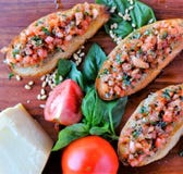 Υγιής φρυγανιά bruschetta συνταγής που ολοκληρώνεται με τα λαχανικά στοκ φωτογραφία Υγιής φρυγανιά bruschetta συνταγής που ολοκληρώνεται με τα λαχανικά στοκ φωτογραφία