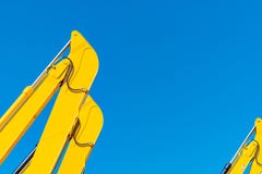 Υδραυλικό έμβολο κινηματογραφήσεων σε πρώτο πλάνο κίτρινο backhoe ενάντια στο μπλε ουρανό Βαριά μηχανή για την ανασκαφή στο εργοτ στοκ εικόνες Υδραυλικό έμβολο κινηματογραφήσεων σε πρώτο πλάνο κίτρινο backhoe ενάντια στο μπλε ουρανό Βαριά μηχανή για την ανασκαφή στο εργοτ στοκ εικόνες