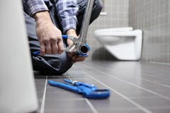 Υδραυλικός χεριών στην εργασία σε ένα λουτρό, υπηρεσία επισκευής υδραυλικών, όπως στοκ φωτογραφία Υδραυλικός χεριών στην εργασία σε ένα λουτρό, υπηρεσία επισκευής υδραυλικών, όπως στοκ φωτογραφία