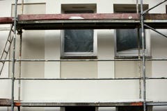 Υλικά σκαλωσιάς χάλυβα που χρησιμοποιούνται για τις εργασίες ανακαίνισης façade στοκ φωτογραφία Υλικά σκαλωσιάς χάλυβα που χρησιμοποιούνται για τις εργασίες ανακαίνισης façade στοκ φωτογραφία