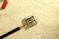 Υλικό γραφείων/καλλιτεχνών Μολύβι, sharpener και μια γόμα στοκ εικόνα με δικαίωμα ελεύθερης χρήσης Υλικό γραφείων/καλλιτεχνών Μολύβι, sharpener και μια γόμα στοκ εικόνα με δικαίωμα ελεύθερης χρήσης