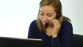 Υπάλληλος που εργάζεται σε ένα τηλεφωνικό κέντρο Γυναίκα τηλεαγοράς κασκών που μιλά στη γραμμή βοήθειας κίνηση αργή απόθεμα βίντεο Υπάλληλος που εργάζεται σε ένα τηλεφωνικό κέντρο Γυναίκα τηλεαγοράς κασκών που μιλά στη γραμμή βοήθειας κίνηση αργή απόθεμα βίντεο